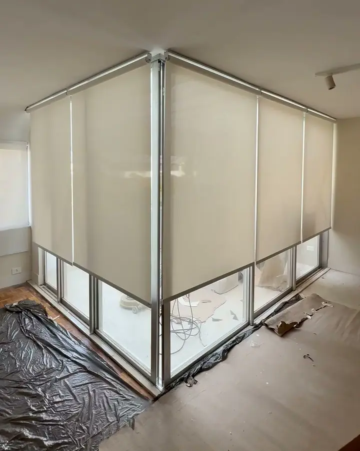 Telas solares motorizadas fechadas nos dois lados de um canto de vidro