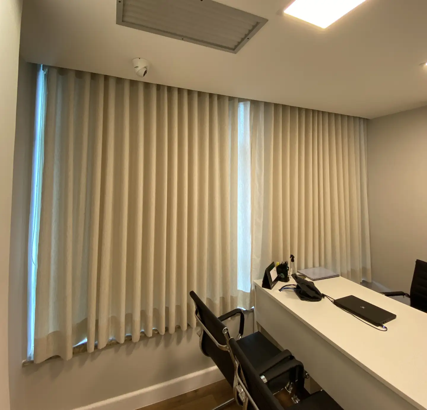 Sala de atendimento com cortinas de tecido do teto ao piso