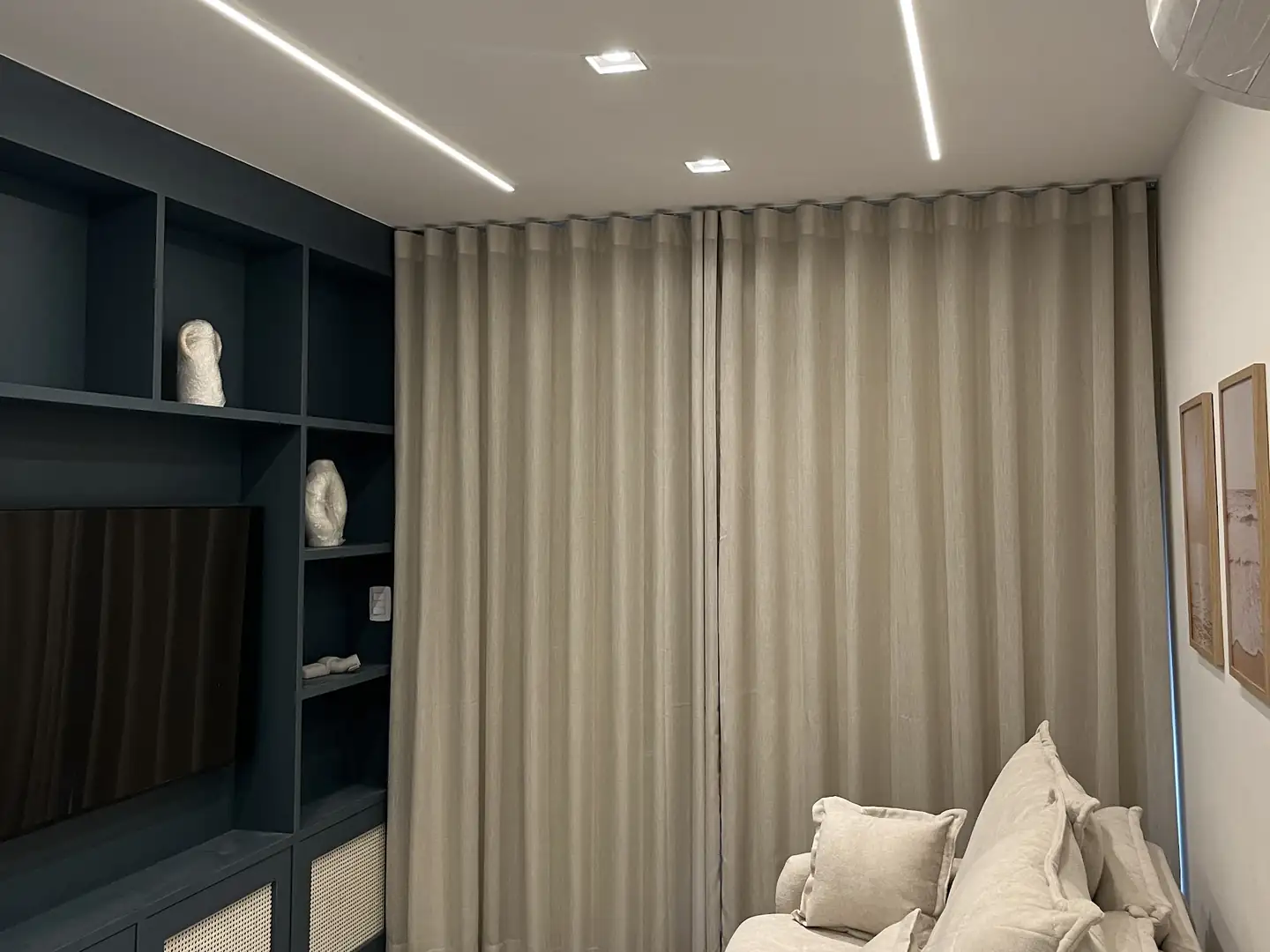 Cortinas de tecido: sala com cortina wave fechada do teto ao piso, em tom claro