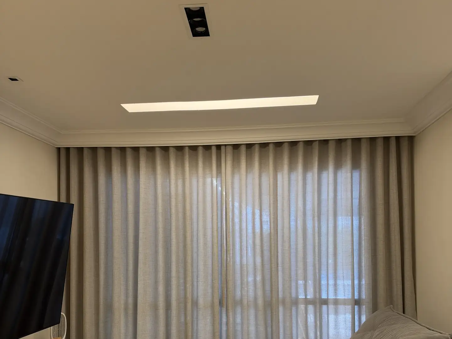 Sala de TV com cortina de voil em linho misto, do teto ao piso