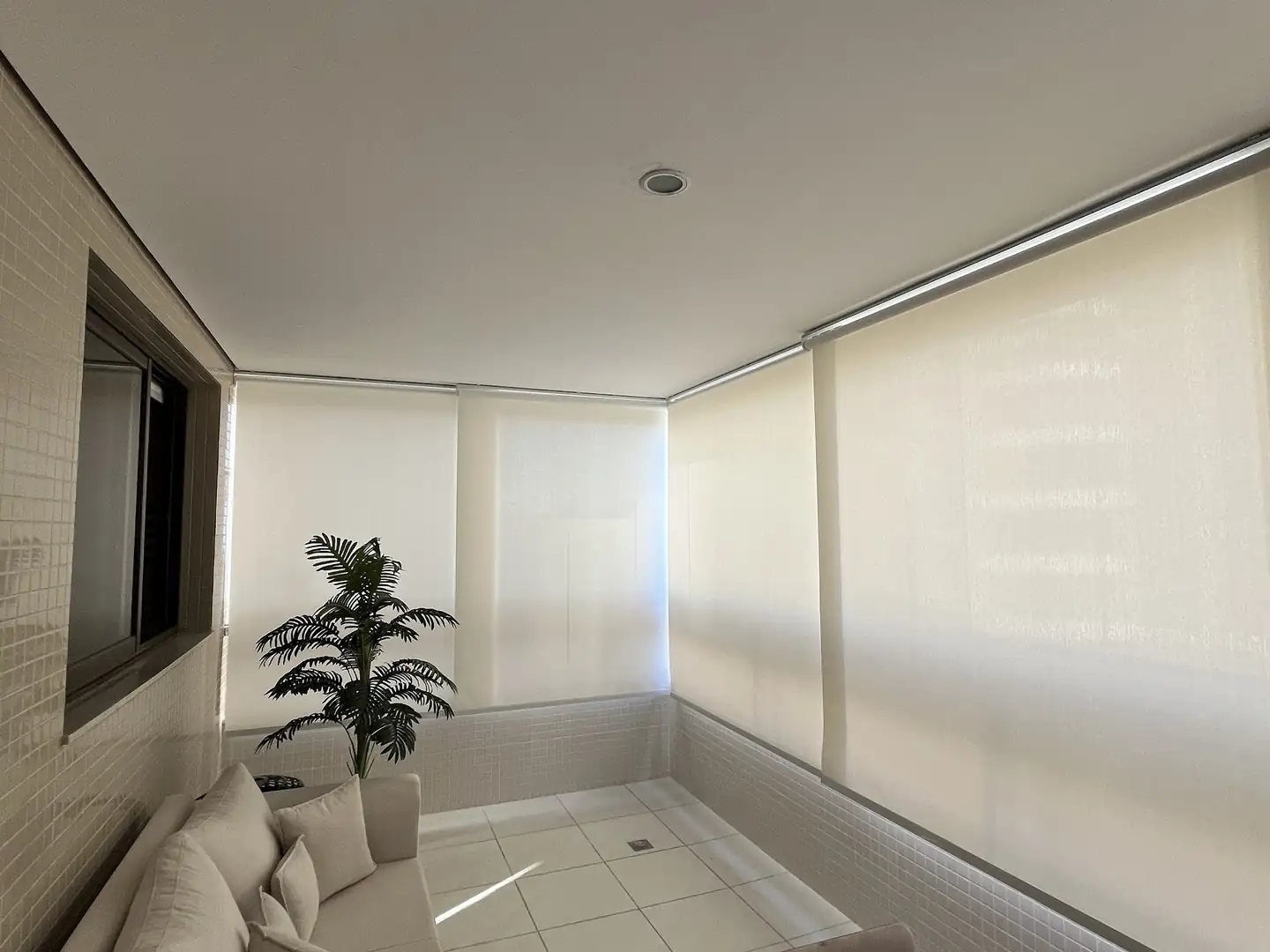 Varanda gourmet com telas solares fechadas em todos os vãos
