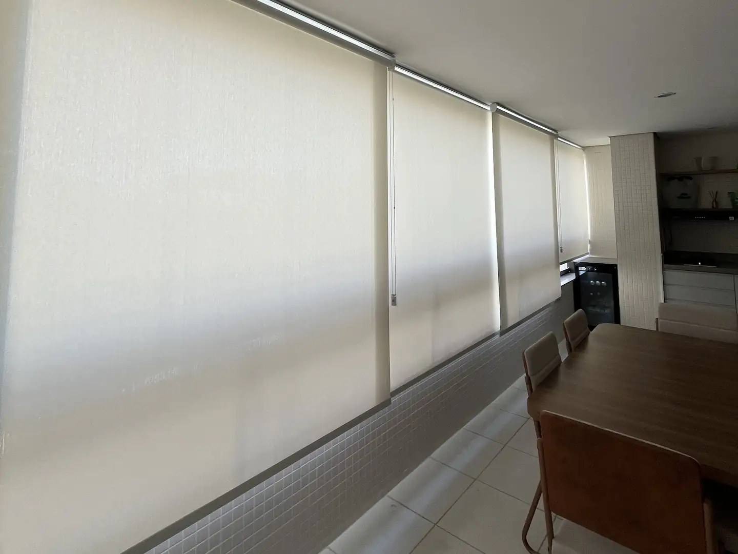 Telas solares fechadas vistas de perto, com a luz filtrada pelo tecido